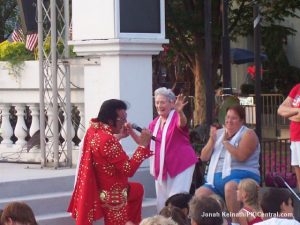 "Elvis" sings to a fan at the 2005 Night Of Fire