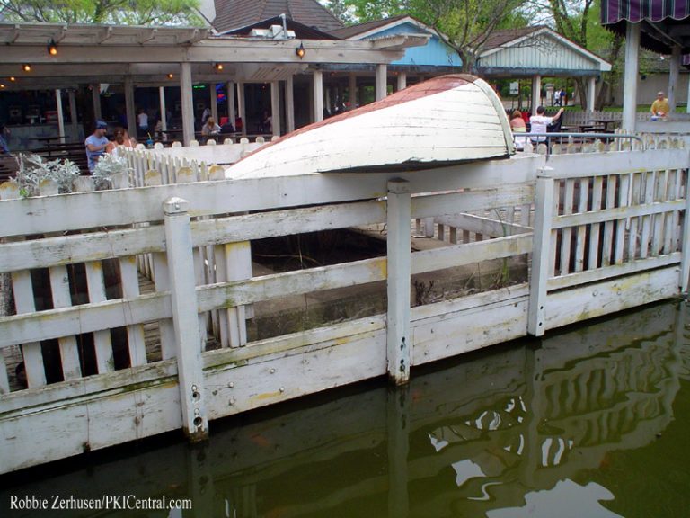 Old Sky Ride footing behind Bubba Gump`s Shrimp Shack