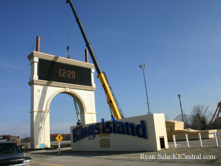 New Sign Construction (Cedar Fair Logo) January 9, 2008 — photo 11 of 40