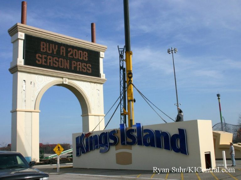New Sign Construction (Cedar Fair Logo) January 9, 2008 — photo 7 of 40