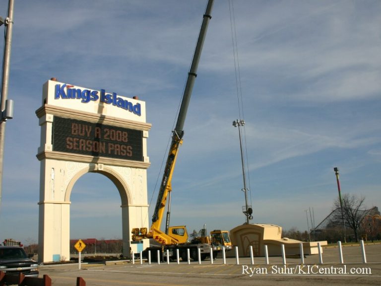 New Sign Construction (Cedar Fair Logo) January 9, 2008 — photo 17 of 40