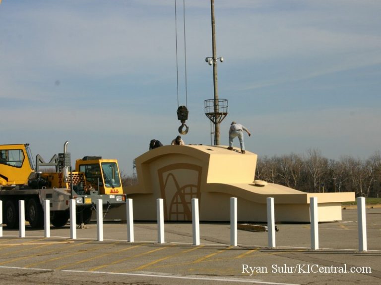 New Sign Construction (Cedar Fair Logo) January 9, 2008 — photo 18 of 40