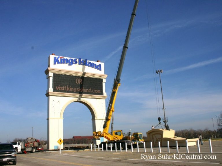 New Sign Construction (Cedar Fair Logo) January 9, 2008 — photo 19 of 40