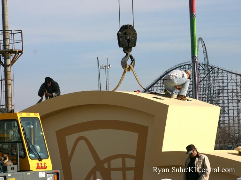 New Sign Construction (Cedar Fair Logo) January 9, 2008 — photo 20 of 40
