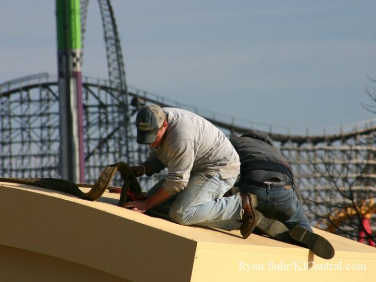 New Sign Construction (Cedar Fair Logo) January 9, 2008 — photo 4 of 40