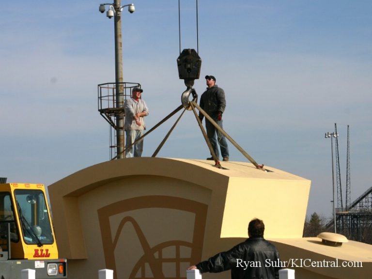 New Sign Construction (Cedar Fair Logo) January 9, 2008 — photo 3 of 40