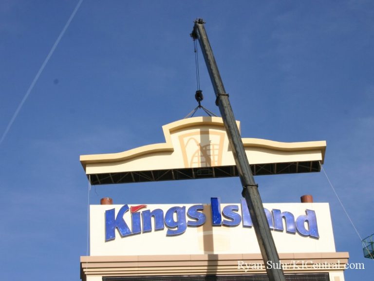 New Sign Construction (Cedar Fair Logo) January 9, 2008 — photo 16 of 40