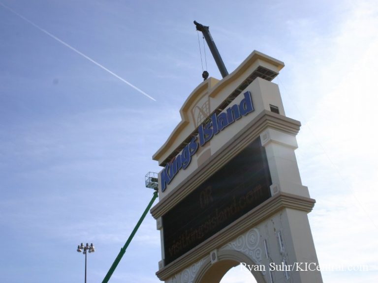 New Sign Construction (Cedar Fair Logo) January 9, 2008 — photo 28 of 40