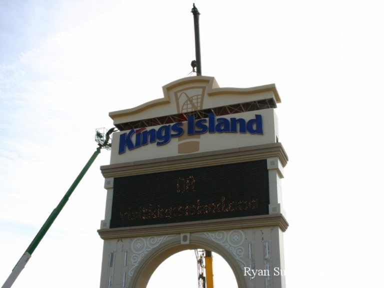 New Sign Construction (Cedar Fair Logo) January 9, 2008 — photo 27 of 40