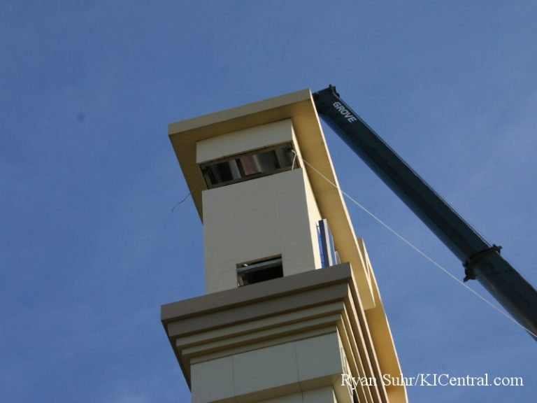 New Sign Construction (Cedar Fair Logo) January 9, 2008 — photo 26 of 40