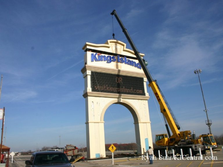 New Sign Construction (Cedar Fair Logo) January 9, 2008 — photo 23 of 40