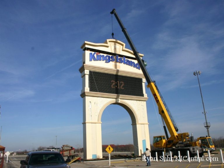 New Sign Construction (Cedar Fair Logo) January 9, 2008 — photo 22 of 40