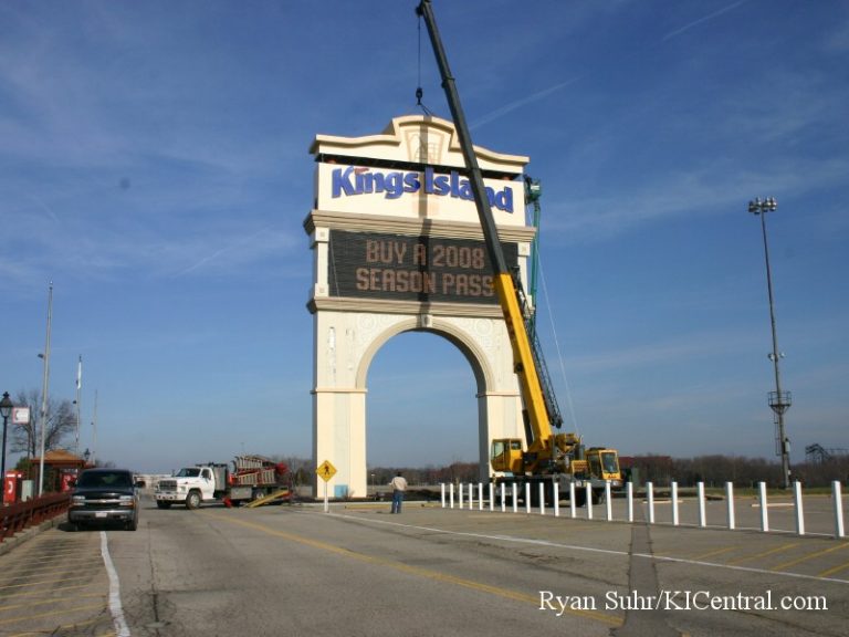 New Sign Construction (Cedar Fair Logo) January 9, 2008 — photo 40 of 40