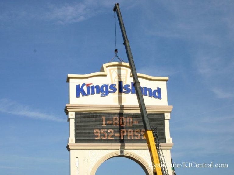 New Sign Construction (Cedar Fair Logo) January 9, 2008 — photo 39 of 40