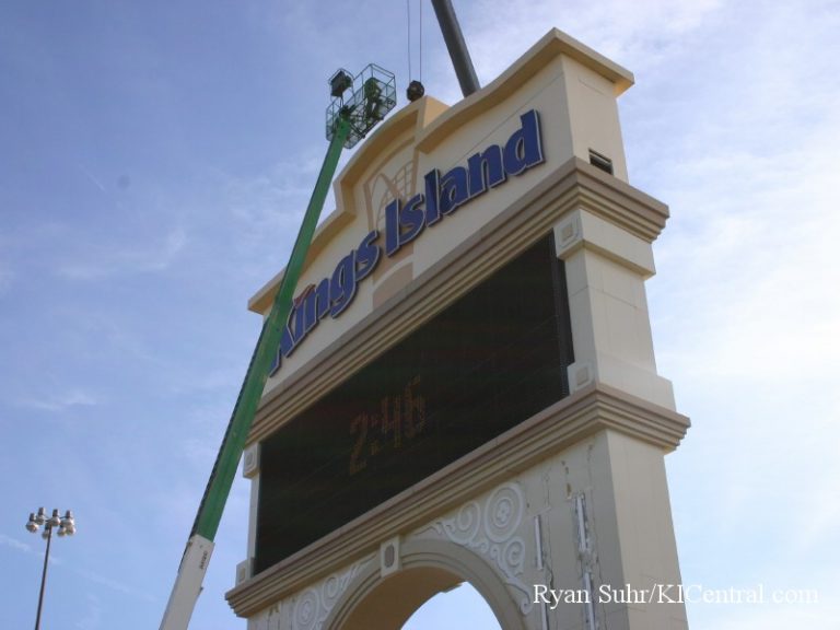 New Sign Construction (Cedar Fair Logo) January 9, 2008 — photo 37 of 40
