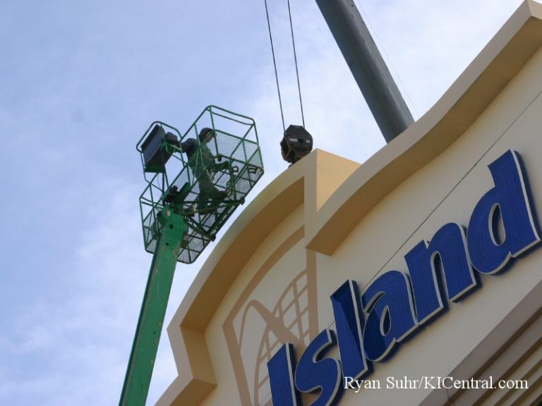 New Sign Construction (Cedar Fair Logo) January 9, 2008 — photo 36 of 40
