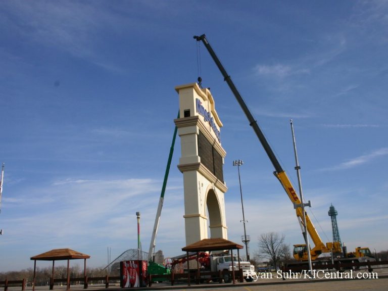New Sign Construction (Cedar Fair Logo) January 9, 2008 — photo 35 of 40