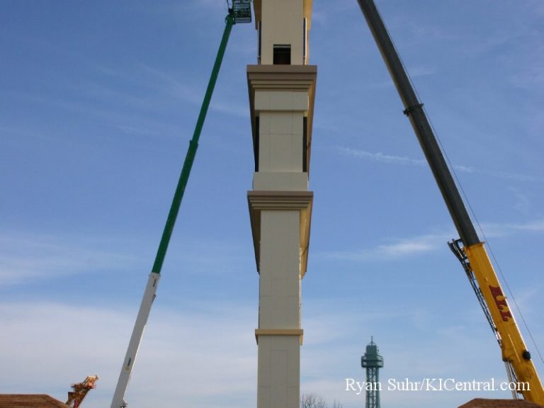 New Sign Construction (Cedar Fair Logo) January 9, 2008 — photo 34 of 40