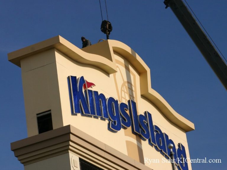 New Sign Construction (Cedar Fair Logo) January 9, 2008 — photo 33 of 40
