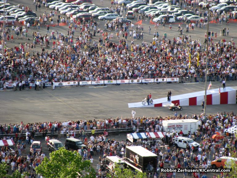 Robbie Knievel Jumps 24 Coke Zero Trucks 5/24/08 — photo 8 of 67