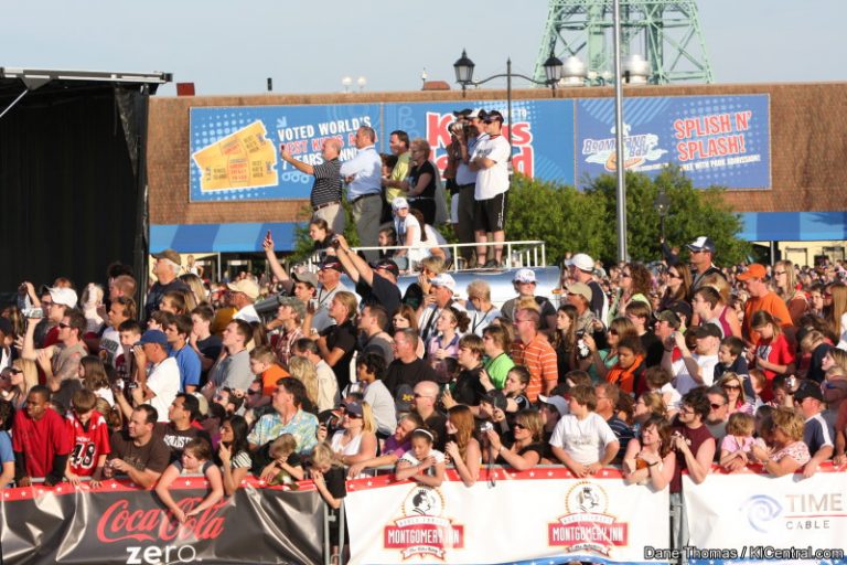 The Crowd Waits