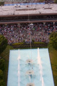 Nik Wallenda Walks a high wire 262' in the air above International Street at Kings Island — photo 23 of 39