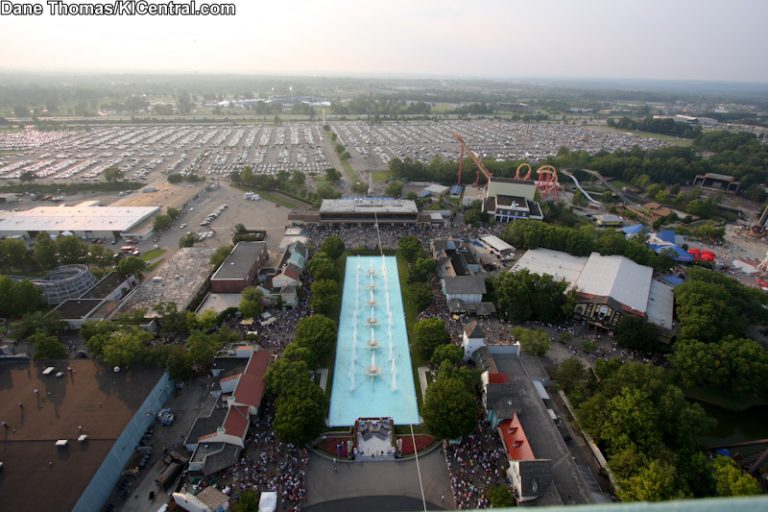 Nik Wallenda Walks a high wire 262' in the air above International Street at Kings Island — photo 24 of 39