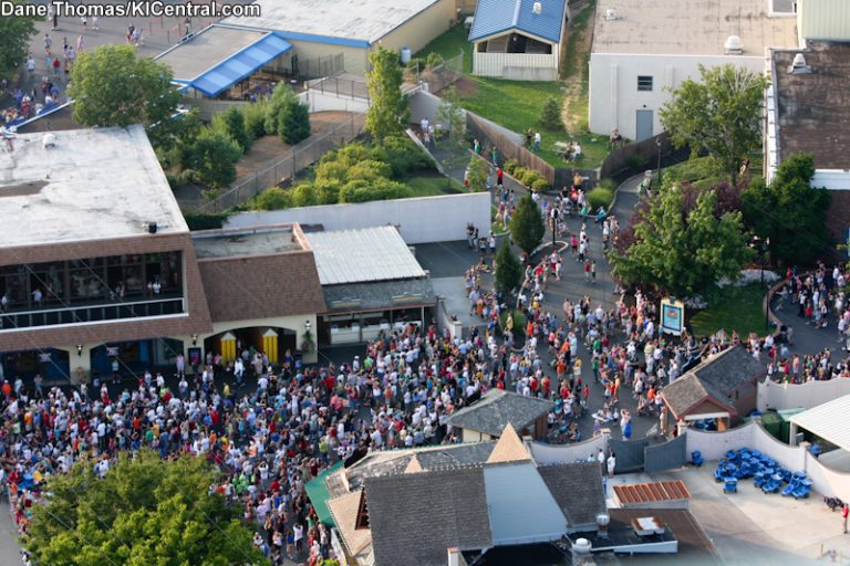 Nik Wallenda Walks a high wire 262' in the air above International Street at Kings Island — photo 2 of 39