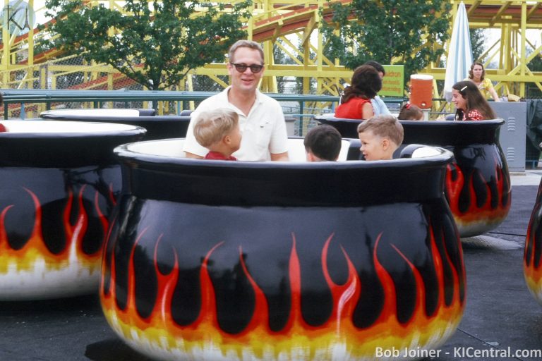 008 WINNIE THE WITCH RIDE