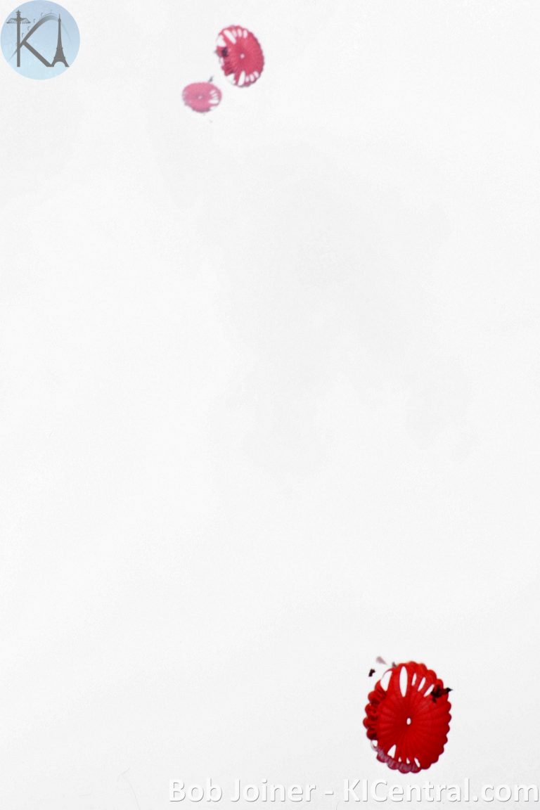 039 PARACHUTISTS