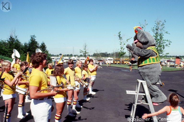 129 SNORKY LEADS THE BAND