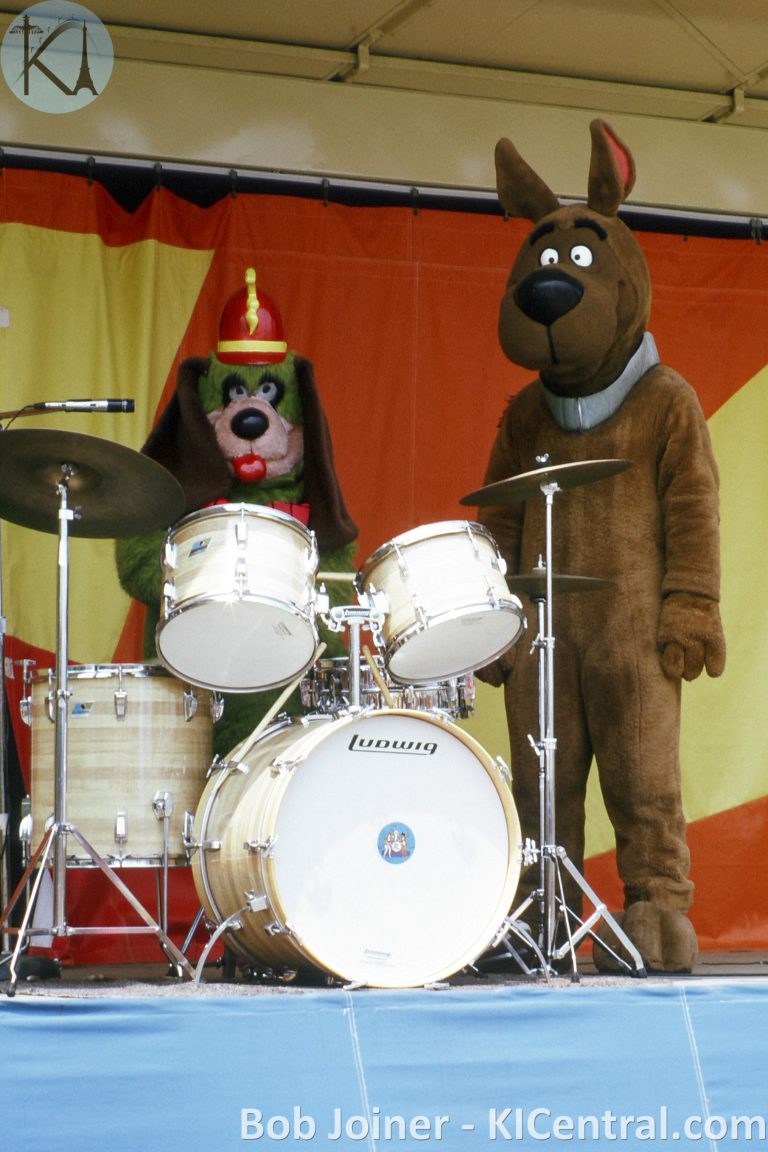 76 SCOOBY _ FLEAGLE